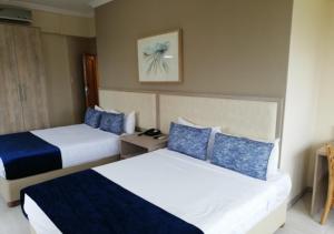 Een bed of bedden in een kamer bij Regal Inn North Beach