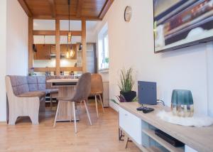 una cucina e un soggiorno con tavolo e sedie di Am Kleehagen 26-B a Winterberg