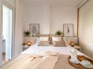 Postel nebo postele na pokoji v ubytování VACATION MARBELLA I Beachfront Quiet Apt with Private Beach Access, A minute walk from Puerto Banus Marina, 24-7 security and Parking