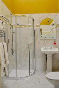 W łazience znajduje się prysznic i umywalka. w obiekcie Highfield House Guesthouse w mieście Trim