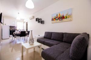 sala de estar con sofá y mesa en Residence MareBlu en Pozzallo