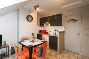 eine Küche und ein Esszimmer mit einem Tisch und Stühlen in der Unterkunft Style Industriel Aux Bords de la Loire in Blois
