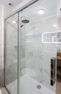 eine Dusche mit Glastür im Bad in der Unterkunft Style Industriel Aux Bords de la Loire in Blois