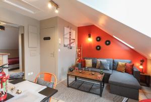 ein Wohnzimmer mit einem Sofa und einem Tisch in der Unterkunft Style Industriel Aux Bords de la Loire in Blois
