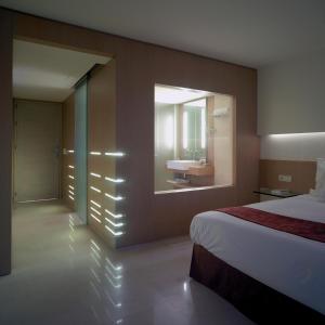 Ein Bett oder Betten in einem Zimmer der Unterkunft Lindos Blu Luxury Hotel-Adults only