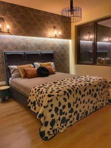 - une chambre avec un lit et une couverture noire et blanche dans l'établissement Stylish URBAN Apart New 2021 Close to the Beach, à Varna
