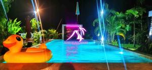 拉迈亚洲秘密度假村的游乐园的游泳池,里面放着橘子橡皮鸭子