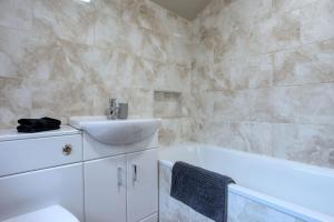 A bathroom at Ideal for contractors discounted longer stays Designer city centre home with free parking