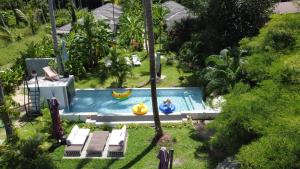 una vista aérea de una piscina con dos inflables en Asian Secret Resort, en Lamai