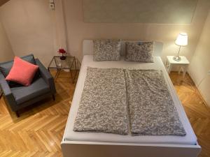 Ein Bett oder Betten in einem Zimmer der Unterkunft Ophelia Apartment
