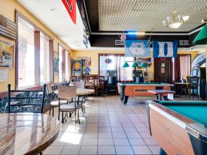 restauracja ze stołami i stołami do ping ponga w obiekcie OYO Hotel Wade/Fayetteville I-95 South w mieście Fayetteville