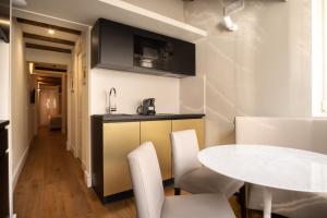 a kitchen and dining room with a table and chairs at Smeraldo Townhouse in Rome