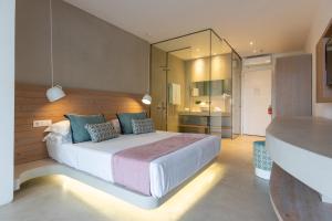 
מיטה או מיטות בחדר ב-Kouros Exclusive Hotel & Suites - Adults Only
