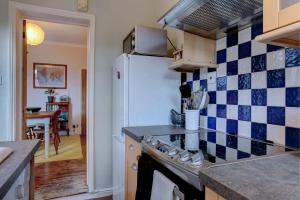 a kitchen with a stove and a refrigerator at Perfect for contractors Arty and Quirky cozy house with free parking in Norwich