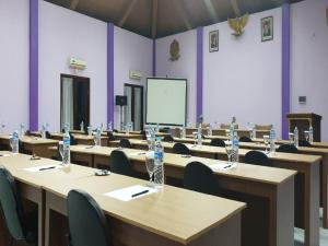 een grote kamer met tafels en stoelen en een whiteboard bij Hotel Signature Mandala Kencana in Cianjur