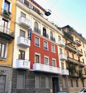 米兰Carlo Goldoni Hotel的一座高大的建筑,旁边设有阳台