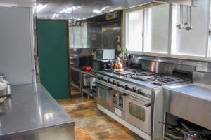 Kuchyň nebo kuchyňský kout v ubytování Maple Chalet Hakuba