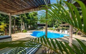 uitzicht op een zwembad met palmbomen bij Shiralea Backpackers Resort in Haad Yao