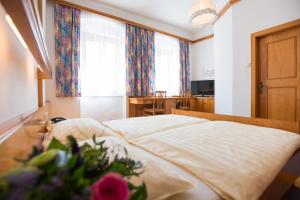 TV a/nebo společenská místnost v ubytování Hotel-Garni Goldenes Kreuz