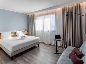 Postel nebo postele na pokoji v ubytování Novotel Parma Centro + 37 fotografií