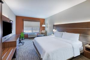 Кровать или кровати в номере Holiday Inn Express and Suites Pryor, an IHG Hotel