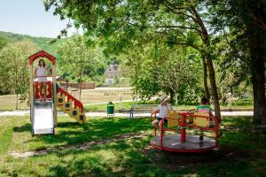 Kawasan permainan kanak-kanak di Usadba Krugloye Ozero