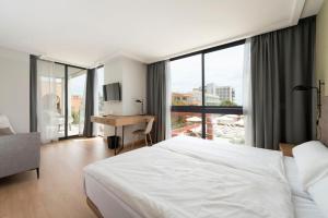 Ein Bett oder Betten in einem Zimmer der Unterkunft Kyrat Amarac Suites