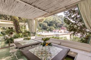 an outdoor patio with a table and a couch at Villa Prestige '50 in Capri