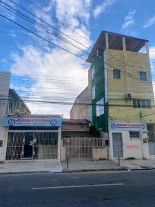 a building on the side of a street at Pousada Catamarã Anexo in Maceió