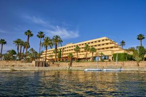 ルクソールにあるSteigenberger Resort Achtiのホテル前の水上に2隻のボート