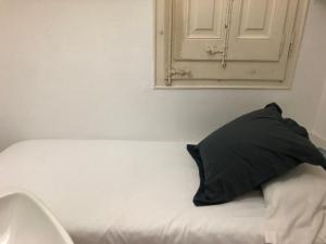 Posteľ alebo postele v izbe v ubytovaní Hostalin Barcelona Diputacion