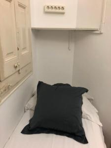 Posteľ alebo postele v izbe v ubytovaní Hostalin Barcelona Diputacion