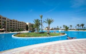 בריכת השחייה שנמצאת ב-Hotel Nour Palace Resort & Thalasso Mahdia או באזור
