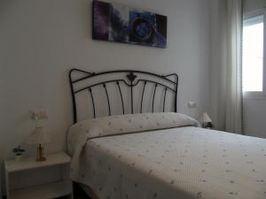 um quarto com uma cama e uma fotografia na parede em ayapart em Ayamonte