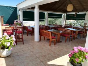 Reštaurácia alebo iné gastronomické zariadenie v ubytovaní Villa Fuxbau Zdrelac Zadar mit Boot