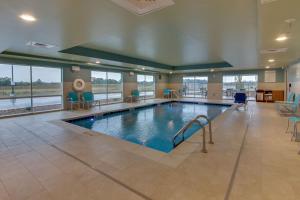 Holiday Inn Express & Suites - Union City, an IHG Hotel 내부 또는 인근 수영장