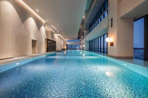 Bazén v ubytování Crowne Plaza Shenzhen Nanshan by IHG nebo v jeho okolí