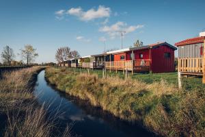 pociąg stoi obok rzeki w obiekcie Camping du Lac de Saujon w mieście Saujon