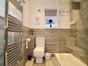 ein Badezimmer mit Toilette und Badewanne in der Unterkunft A Character Cottage in Historical Canterbury in Canterbury + 16 Fotos