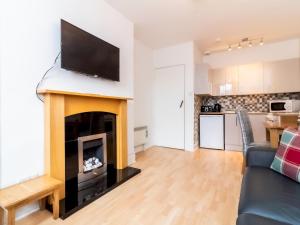 A television and/or entertainment centre at Bright and Cosy Flat at the Heart of the Old Town