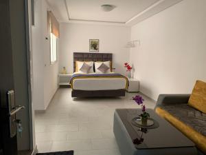 
سرير أو أسرّة في غرفة في Appart Hotel Monaco
