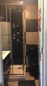 La salle de bains est pourvue d'une douche et de toilettes. dans l'établissement Résidence de la plage, à Trouville-sur-Mer