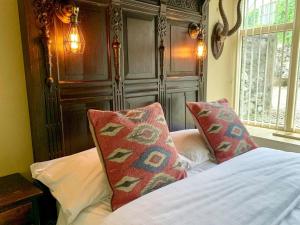 A bed or beds in a room at De Ferrers 