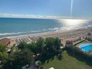 una spiaggia con molti ombrelloni e l'oceano di Hermitage Hotel a Silvi Marina