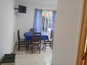 comedor con mesa azul y sillas en DptosECONOMICOS1 en Necochea