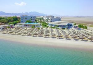 eine Luftansicht auf einen Strand mit Stühlen und Sonnenschirmen in der Unterkunft Solymar Soma Beach in Hurghada