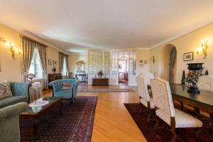 un soggiorno con divano e tavolo di Castello Di Spessa - Residenze d'epoca a Capriva del Friuli