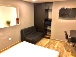TV a/nebo společenská místnost v ubytování Bogotá Rooms Heroes