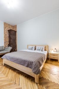 een slaapkamer met een bed en een open haard bij InshiApartments on Teodora square in Lviv