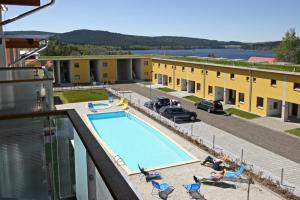 Bazén v ubytování APT C-3 v areálu DOKY LIPNO - bezbariérový nebo v jeho okolí